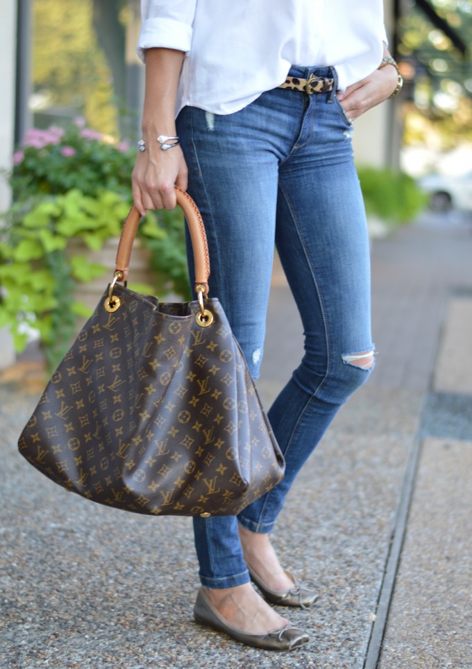 artsy handbag, distressed jeans, casual style