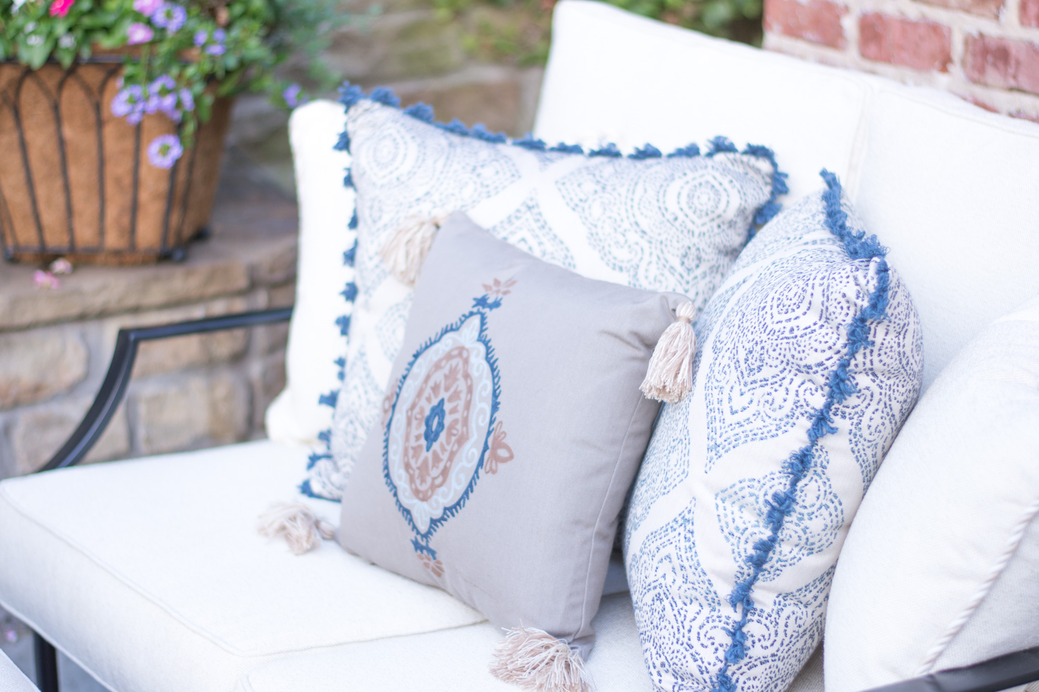 outdoor loveseat with throw pillows