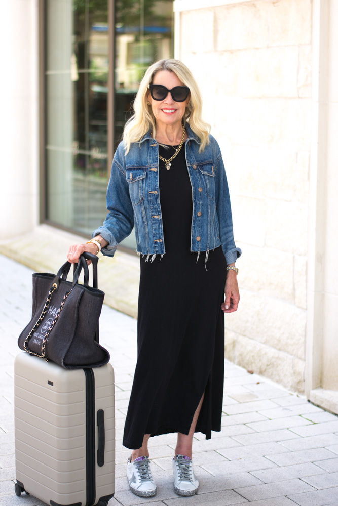 summer travel outfit jean jacket black maxi dress sneakers