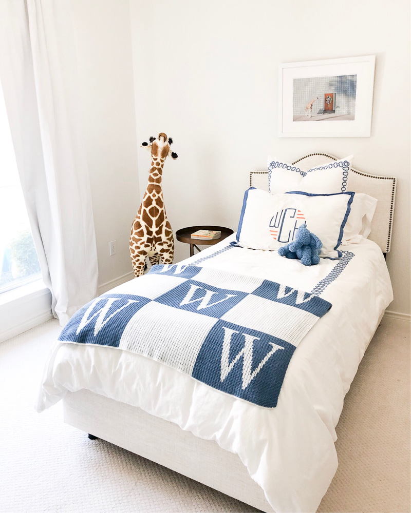 toddle boy's room with stuffed giraffe
