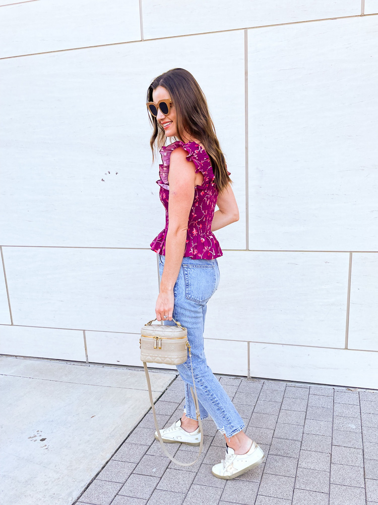 woman wearing short sleeve ruffle peplum top with jeans and sneakers