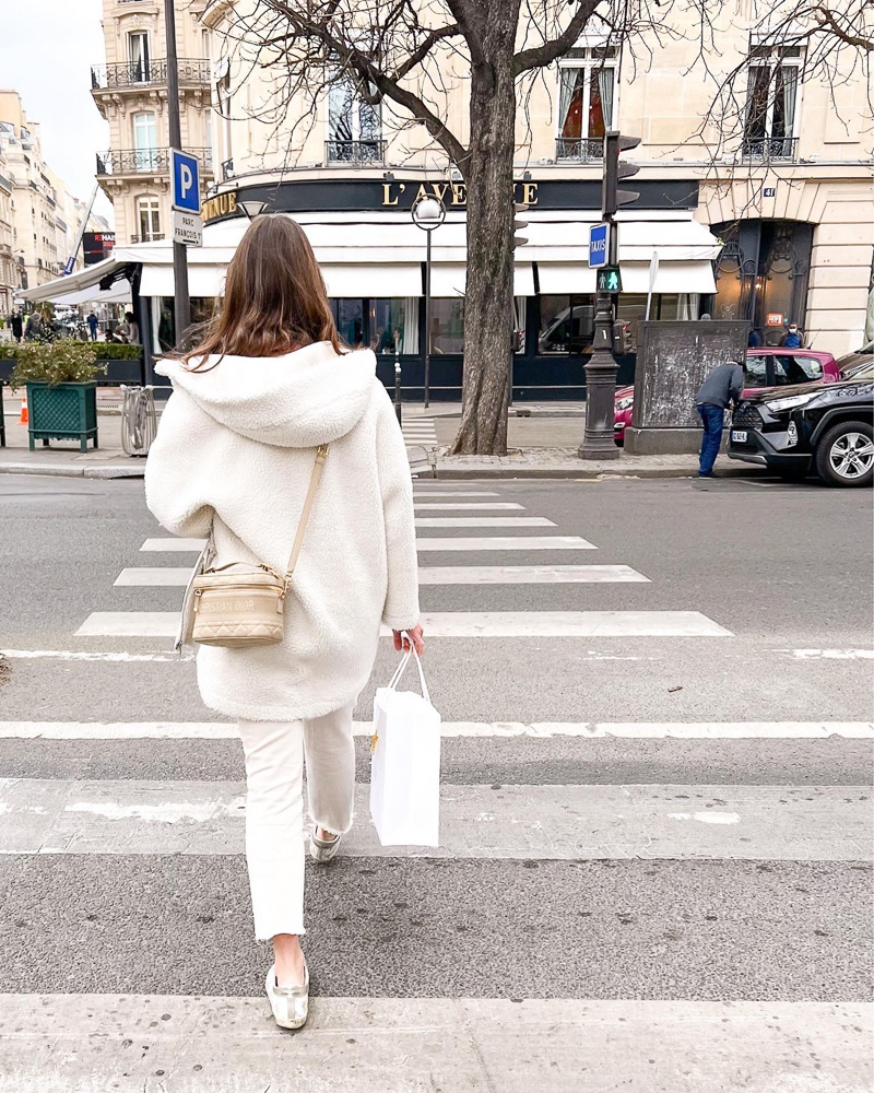 woman shopping in paris and crossing street