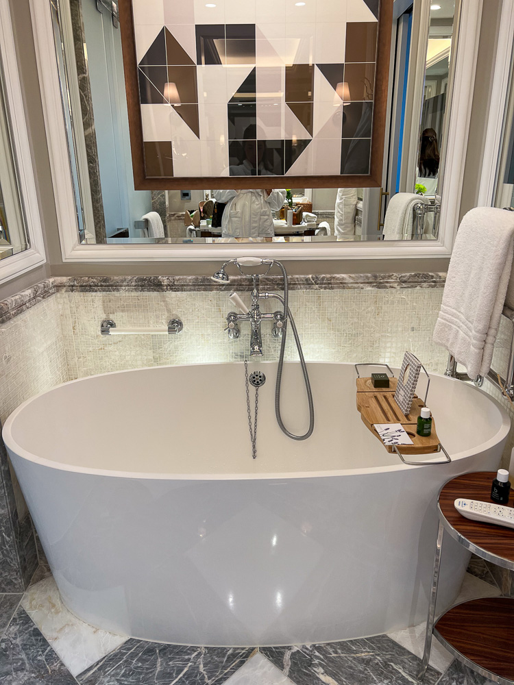 bath tub at cadogan hotel