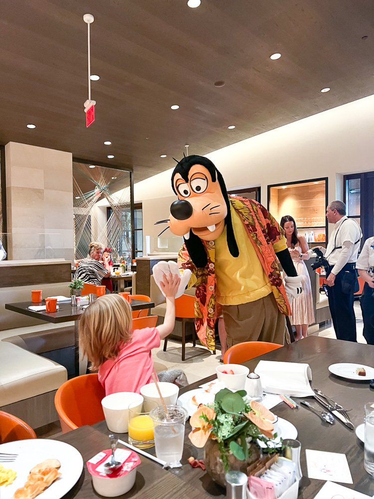 goofy interacting with young boy at breakfast four seasons orlando